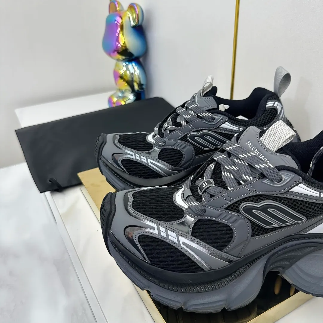 👟👟Ex-factory price 680👟👟 Balenciaga Balenciaga CARGO 6XL Sneakers Round-toe lace-up Low-cut lifestyle mesh lace-up Low-cut catwalk retro Balenciaga is always at the forefront of fashion. This model has huge size and eye-catching design. It is in line with the current "" trend. It uses an all-black color scheme to create a low-key yet gorgeous effect. The 6XL size makes it a conspicuous presence in the market. Suitable for people who pursue individuality. The products released this time once again reflect their innovation capabilities. They are made of microfiber and mesh. Its avant-garde design, exaggerated volume and reflective details give it a special silhouette. It is made of mesh material, which brings good foot feel, comfortable and breathable. The appearance still adopts the classic shape. The shoe body is fashionable and easy to wear. Item No.: 815859 W2MV2 1012 Size: 35-46